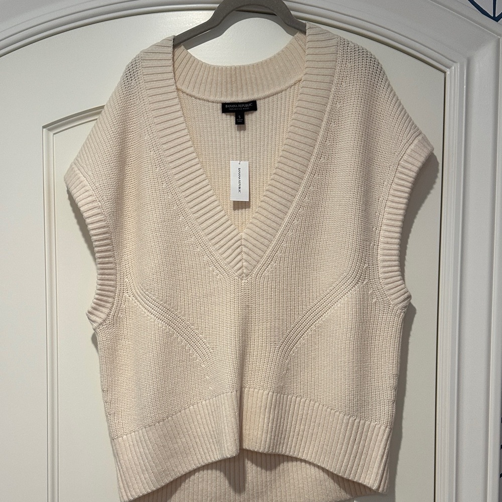 Banana Republic V-Neck Sweater Vest in Cream